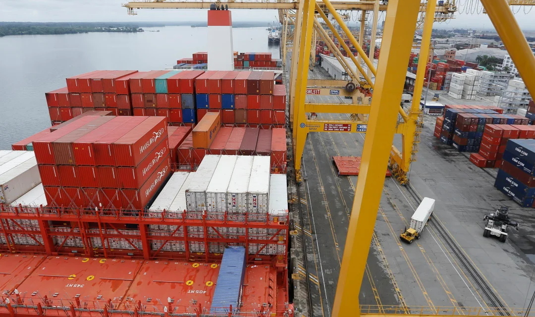 Salida a crisis global de suministro se dará disminuyendo demanda de consumidores